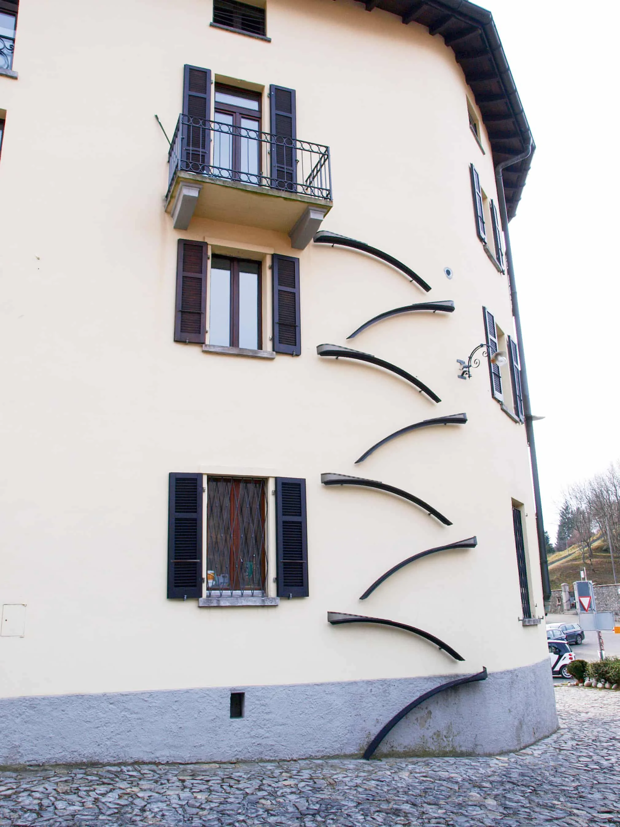 A single wooden cat ladder fixed to a Bern facade, with crosswise battens nailed to a straight plank