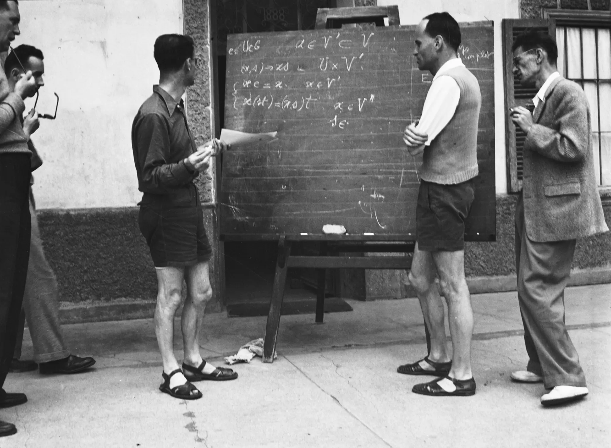 Éléments de mathématique — Bourbaki's monumental publishing project, volumes