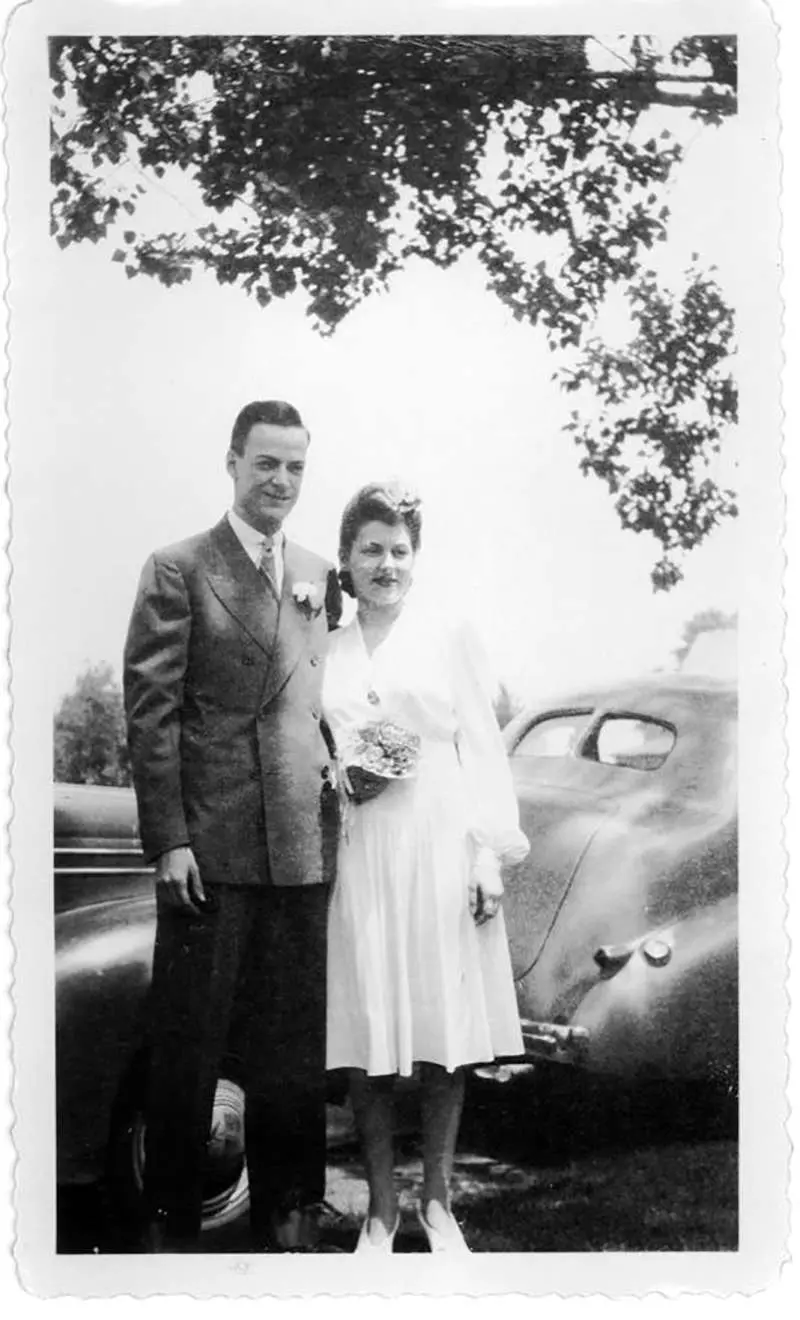 Richard Feynman and Arline Greenbaum on their wedding day in 1942